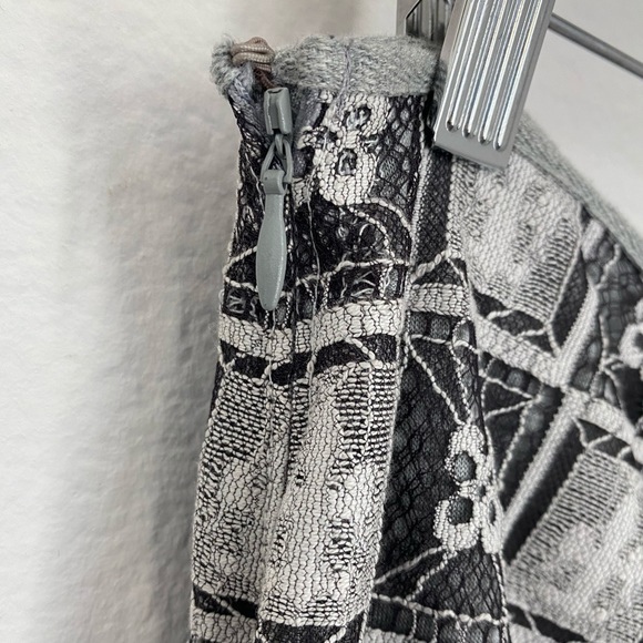 Sophie Max • Josseline Crochet Lace Pencil Skirt - Picture 11 of 13